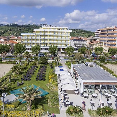 Hotel Atlas Alba Adriatica Buitenkant foto