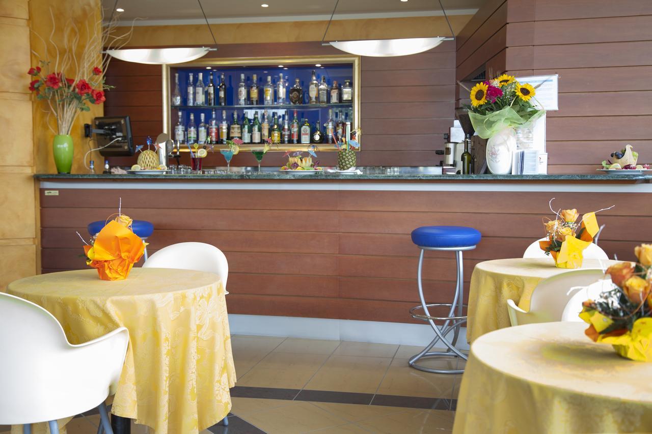 Hotel Atlas Alba Adriatica Buitenkant foto