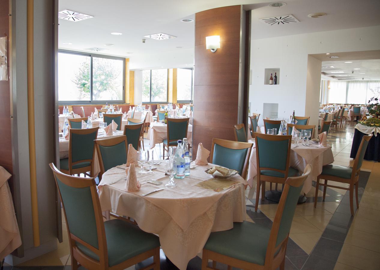 Hotel Atlas Alba Adriatica Buitenkant foto
