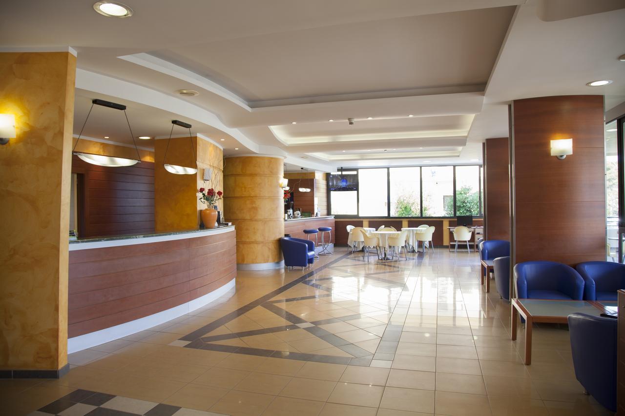 Hotel Atlas Alba Adriatica Buitenkant foto