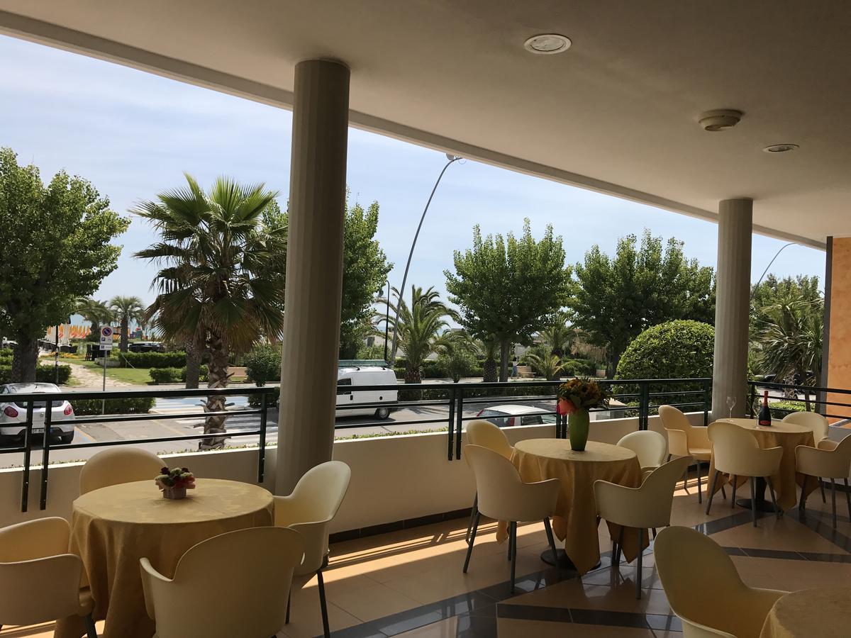Hotel Atlas Alba Adriatica Buitenkant foto