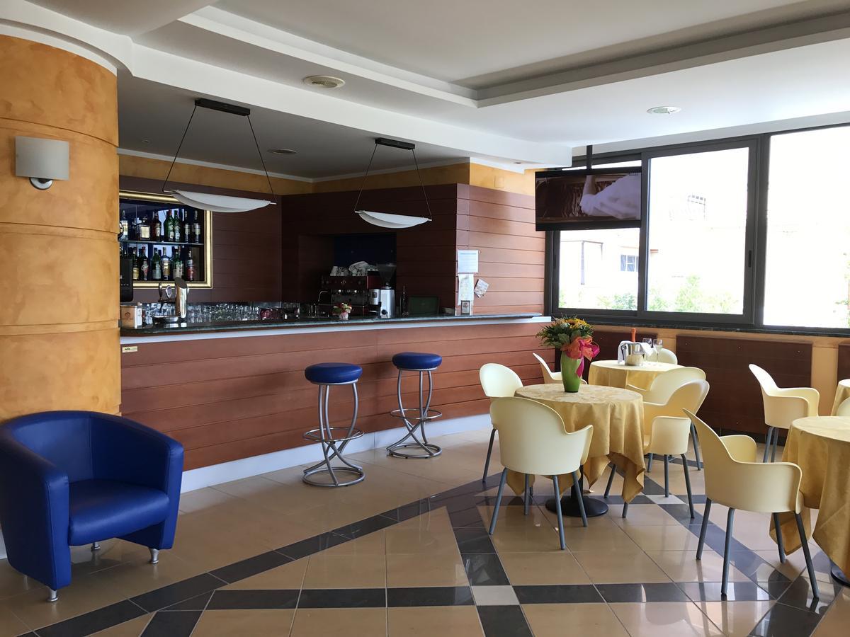 Hotel Atlas Alba Adriatica Buitenkant foto