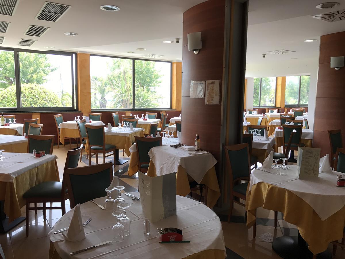 Hotel Atlas Alba Adriatica Buitenkant foto