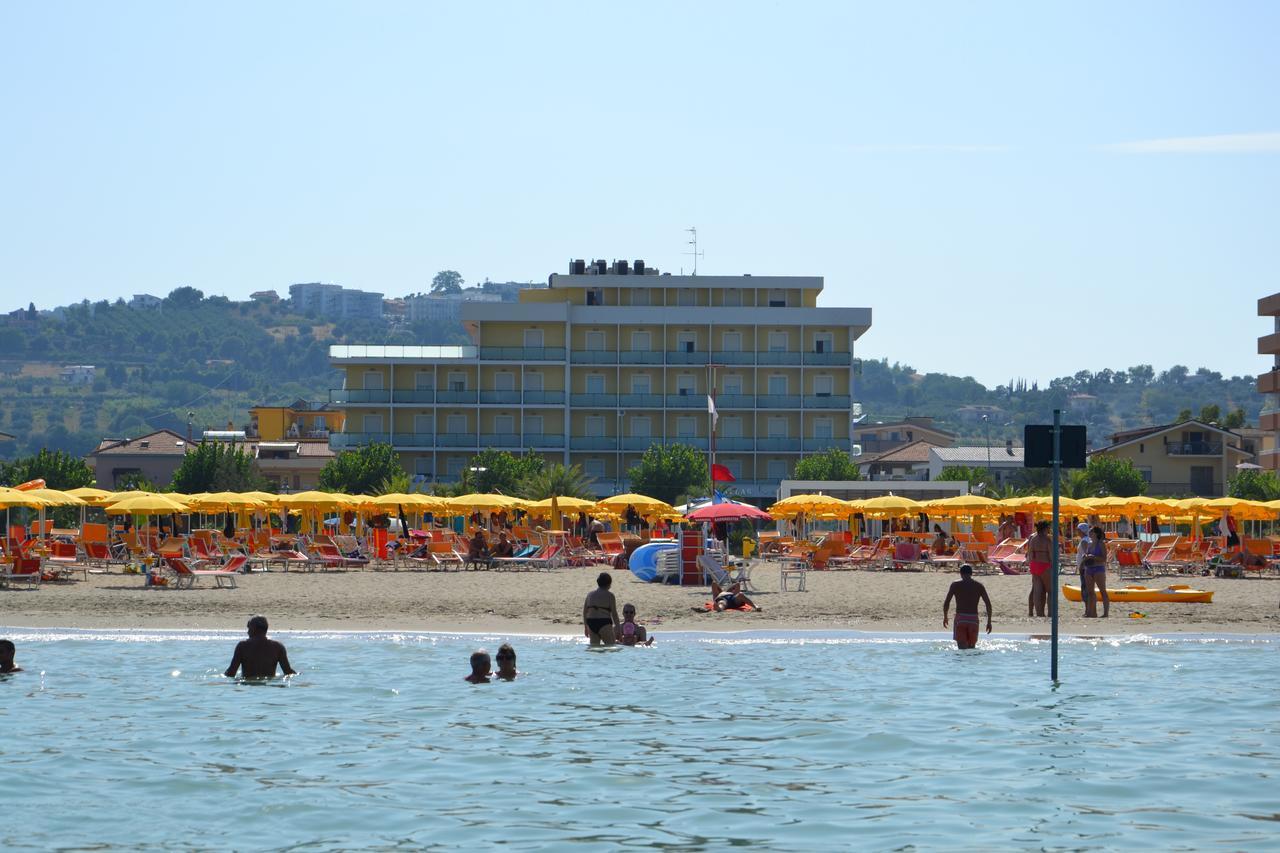 Hotel Atlas Alba Adriatica Buitenkant foto