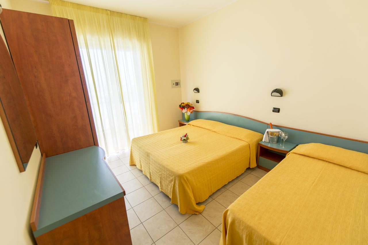 Hotel Atlas Alba Adriatica Buitenkant foto