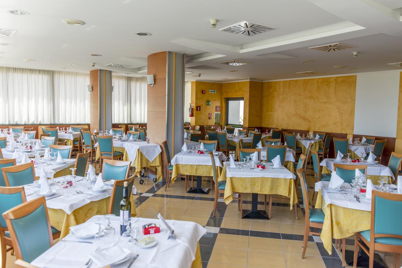 Hotel Atlas Alba Adriatica Buitenkant foto