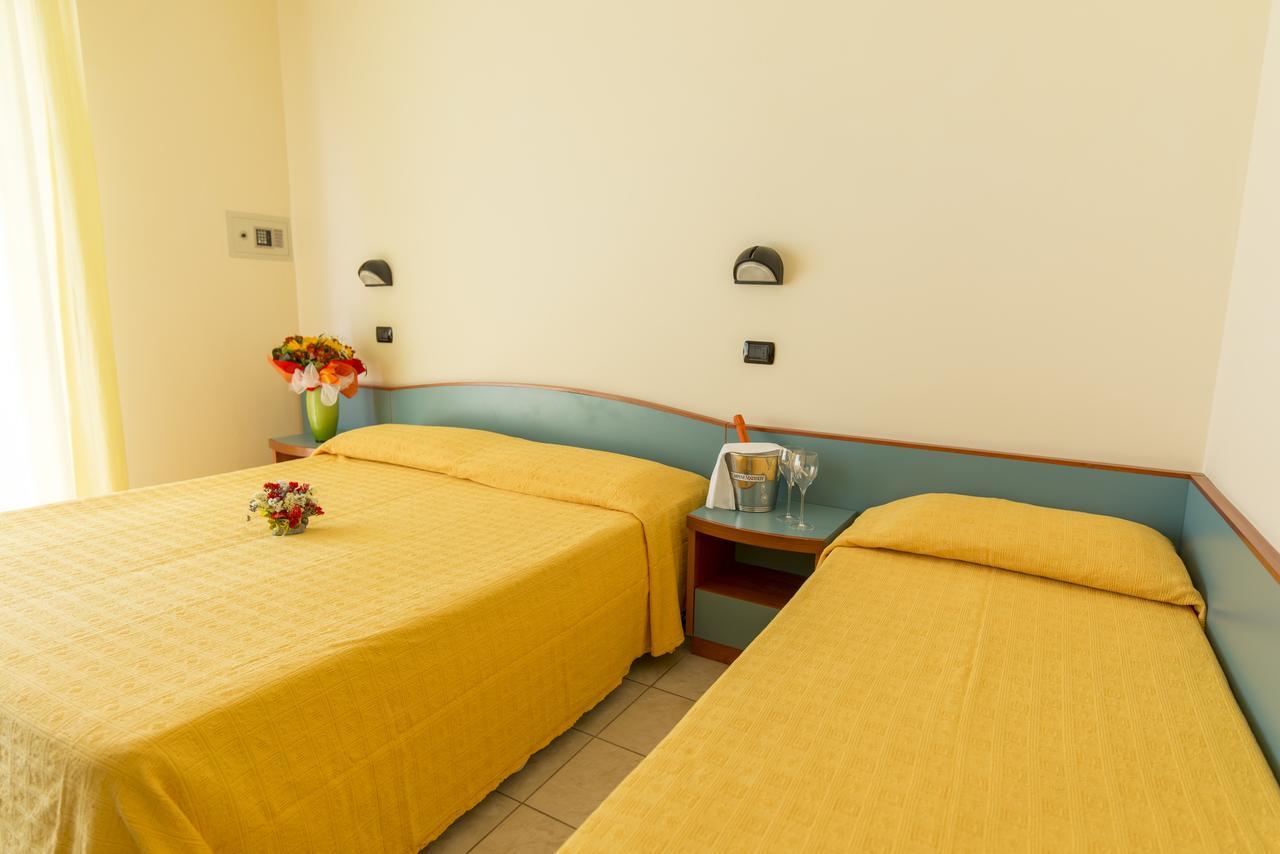 Hotel Atlas Alba Adriatica Buitenkant foto
