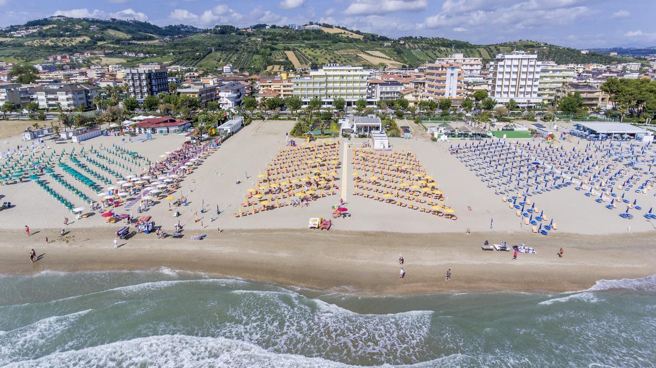 Hotel Atlas Alba Adriatica Buitenkant foto