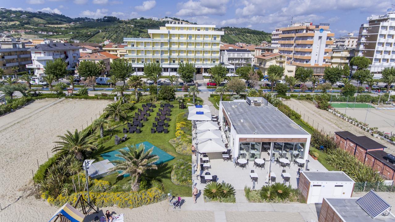 Hotel Atlas Alba Adriatica Buitenkant foto