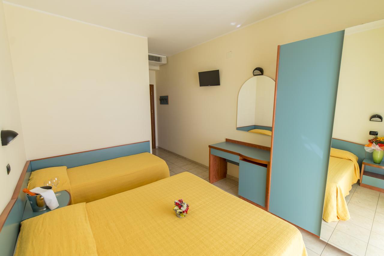 Hotel Atlas Alba Adriatica Buitenkant foto