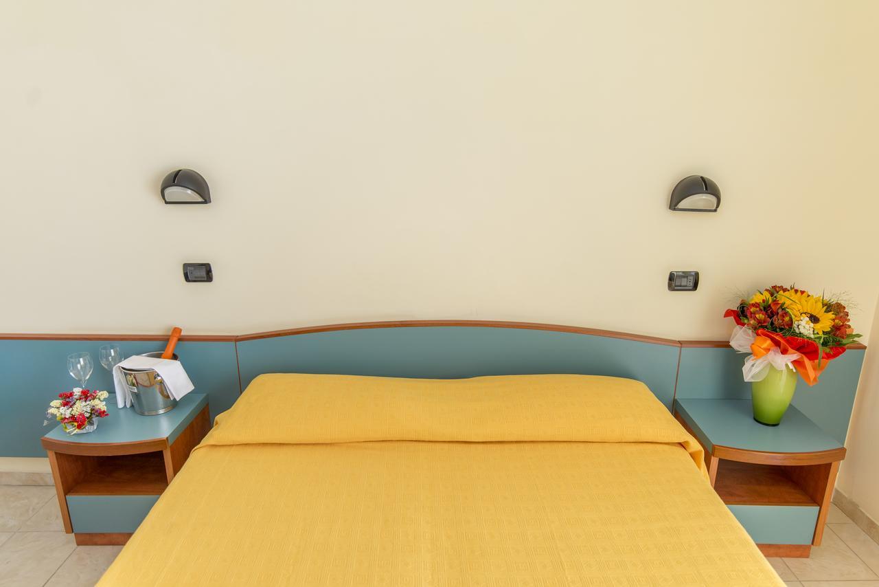 Hotel Atlas Alba Adriatica Buitenkant foto
