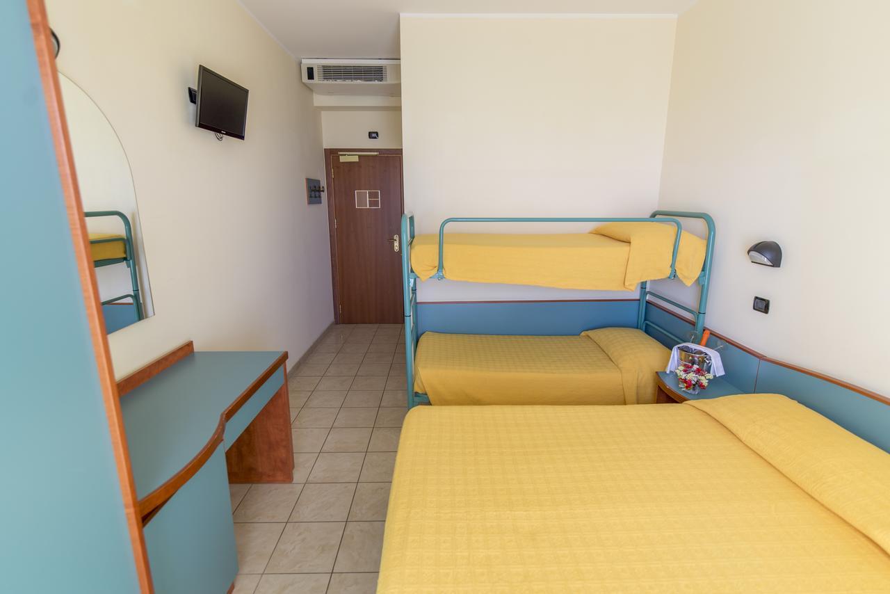 Hotel Atlas Alba Adriatica Buitenkant foto