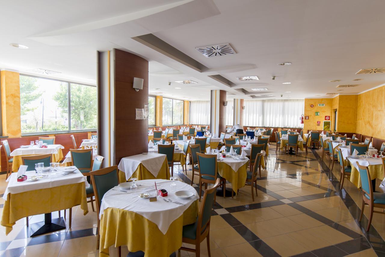 Hotel Atlas Alba Adriatica Buitenkant foto