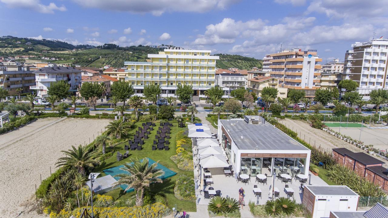 Hotel Atlas Alba Adriatica Buitenkant foto