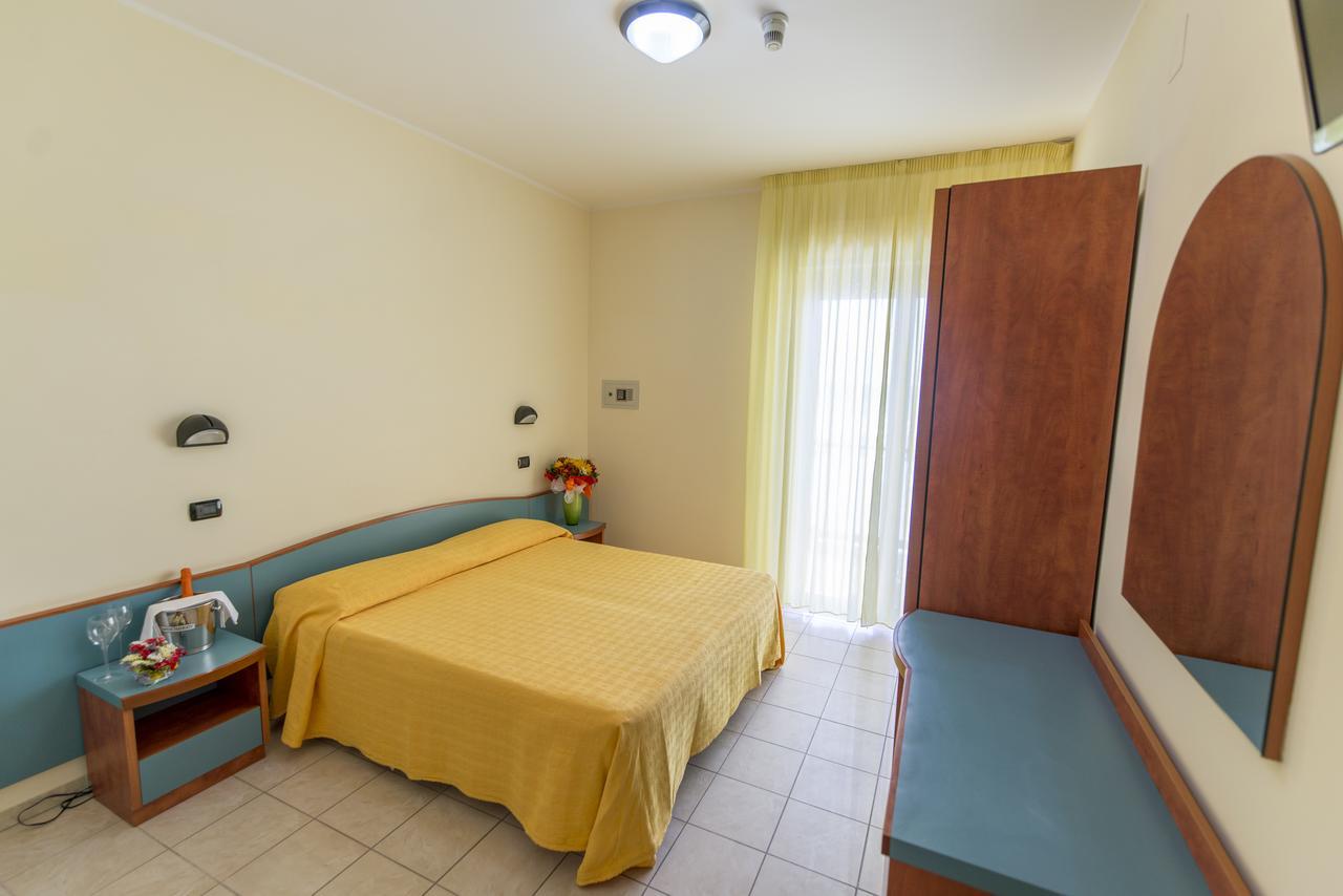 Hotel Atlas Alba Adriatica Buitenkant foto