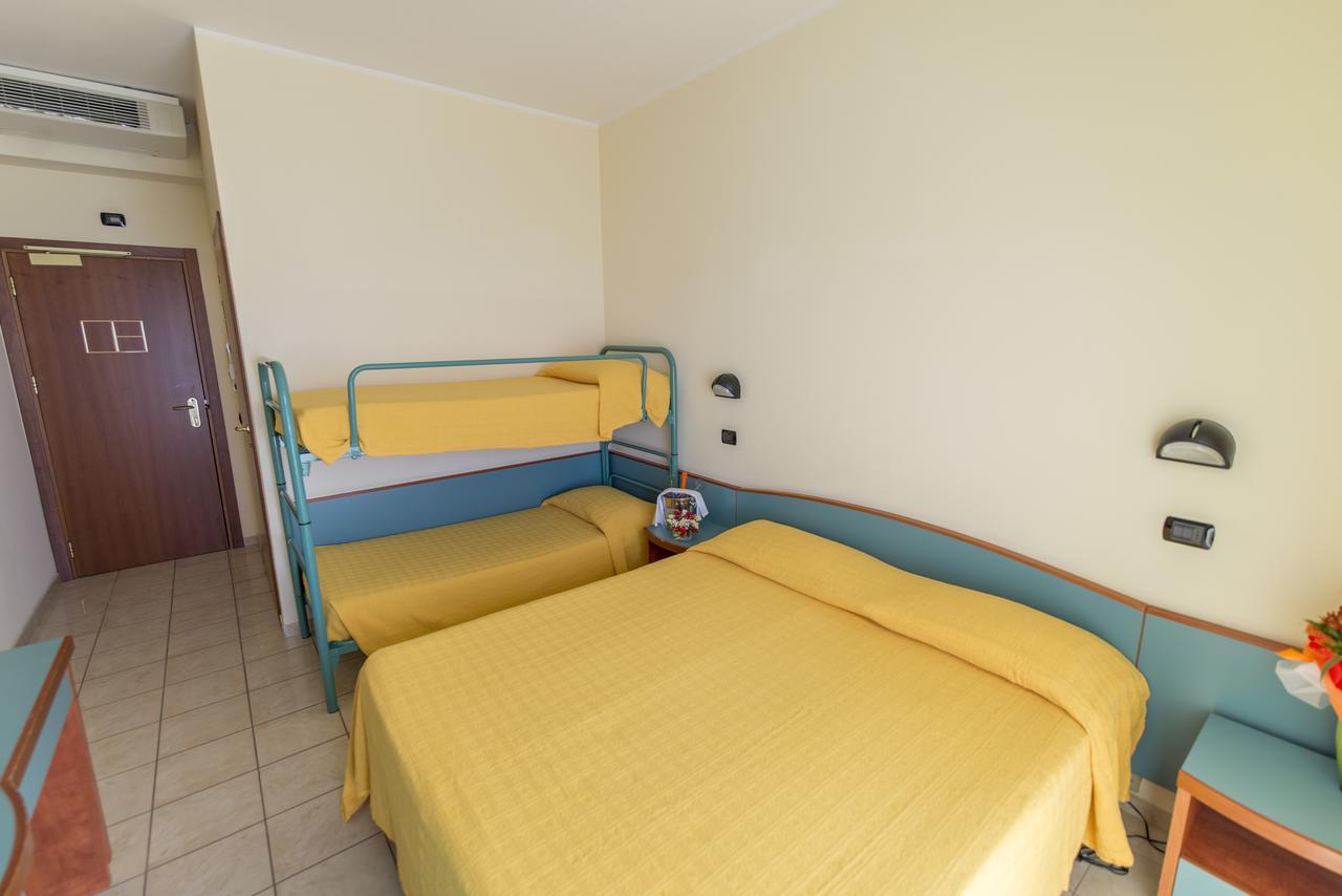 Hotel Atlas Alba Adriatica Buitenkant foto