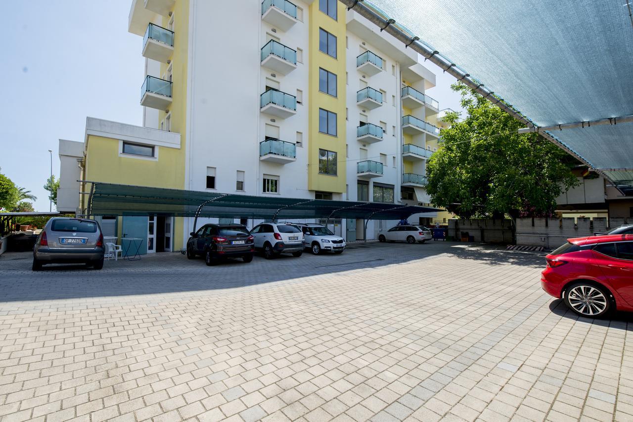 Hotel Atlas Alba Adriatica Buitenkant foto